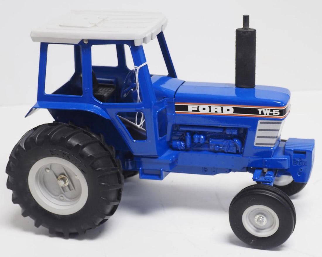 Ertl 1/16 scale Ford TW-5 tractor (1 of 3)