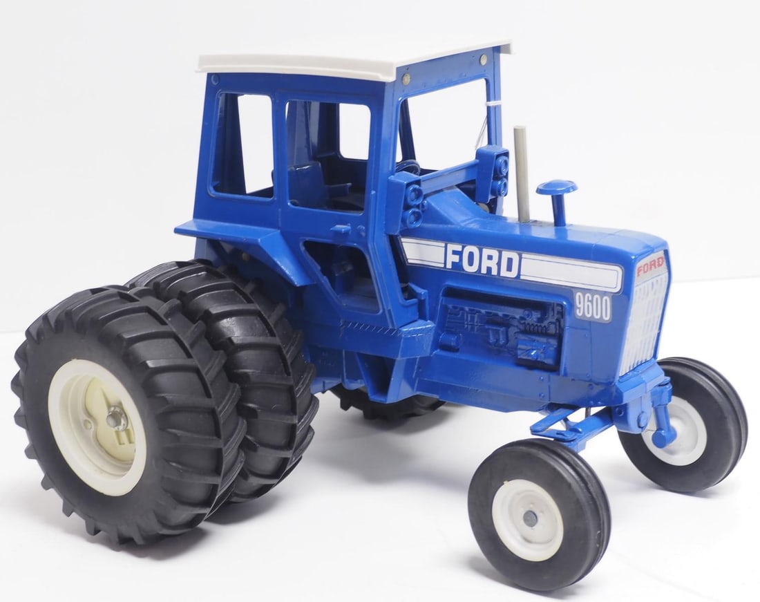 Ertl 1/16 scale Ford 9600 tractor with duals (1 of 3)