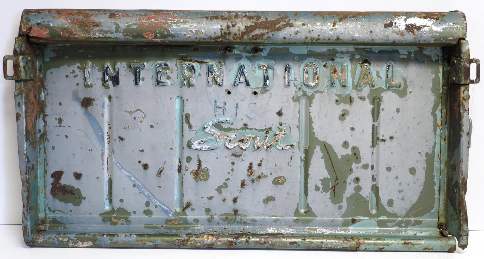 International Scout 80 tailgate: International Scout 80 tailgate with weathered paint