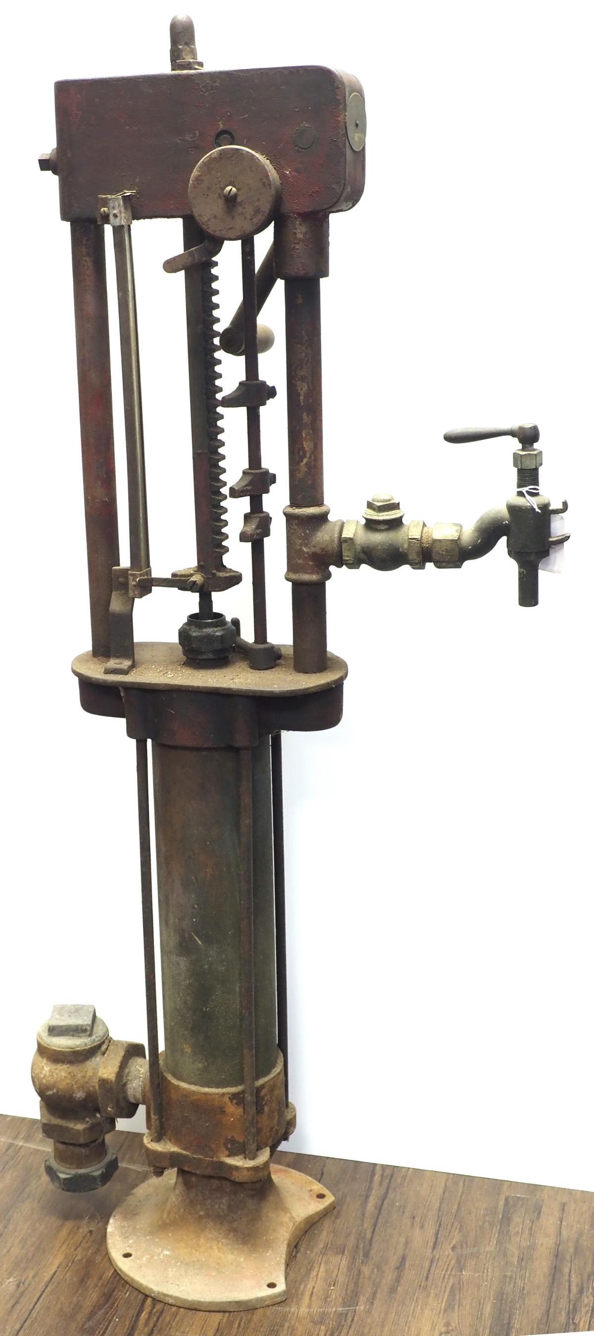 Bowser Model A-900 hand-crank fuel pump: Bowser Model A-900 hand-crank fuel pump * * NOT ELIGIBLE FOR IN-HOUSE SHIPPING. Please contact the auction house for transport options and additional details. Items must be picked up within 10