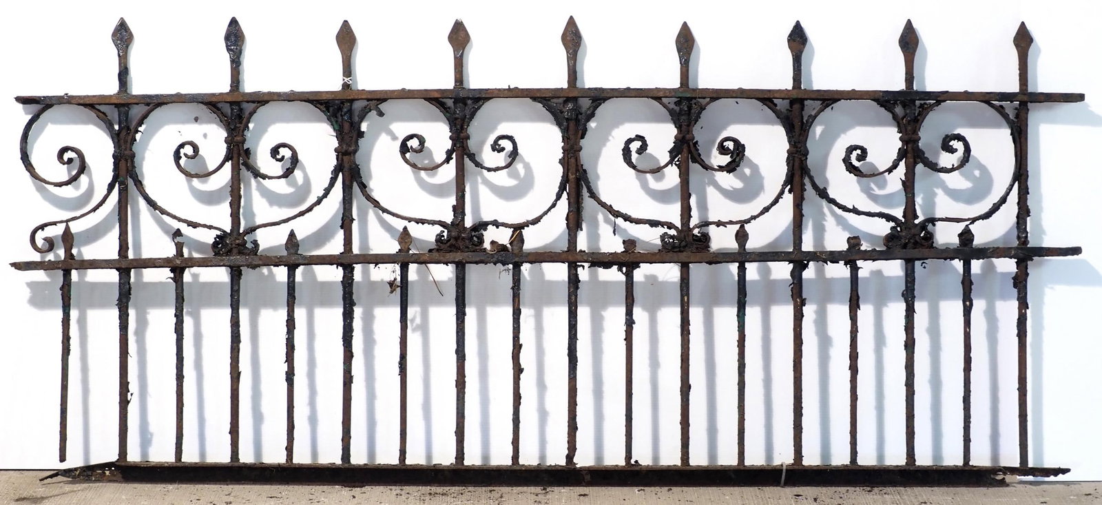 Section of ornate cast iron fence: Section of ornate cast iron fence, 76.5"L x 34"H * * NOT ELIGIBLE FOR IN-HOUSE SHIPPING. Please contact the auction house for transport options and additional details. Items must be picked up within