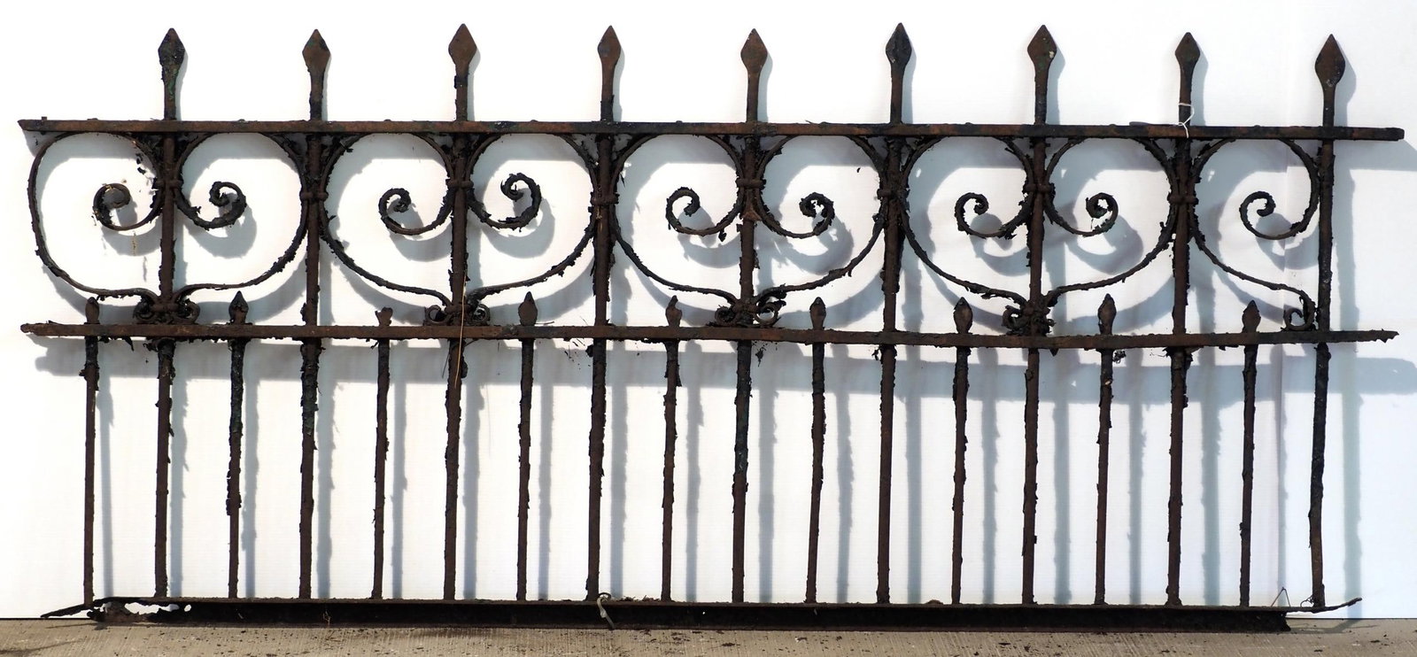 Section of ornate cast iron fence: Section of ornate cast iron fence, 76.5"L x 34"H * * NOT ELIGIBLE FOR IN-HOUSE SHIPPING. Please contact the auction house for transport options and additional details. Items must be picked up within