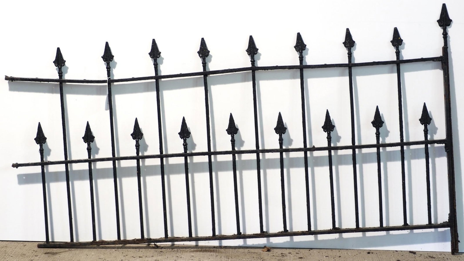 Section of cast iron fence: Section of cast iron fence, 70"L x 39"H * * NOT ELIGIBLE FOR IN-HOUSE SHIPPING. Please contact the auction house for transport options and additional details. Items must be picked up within 10