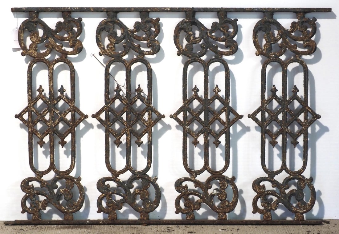 Section of ornate cast iron fence: Section of ornate cast iron fence, 42"L x 28"H * * NOT ELIGIBLE FOR IN-HOUSE SHIPPING. Please contact the auction house for transport options and additional details. Items must be picked up within 10