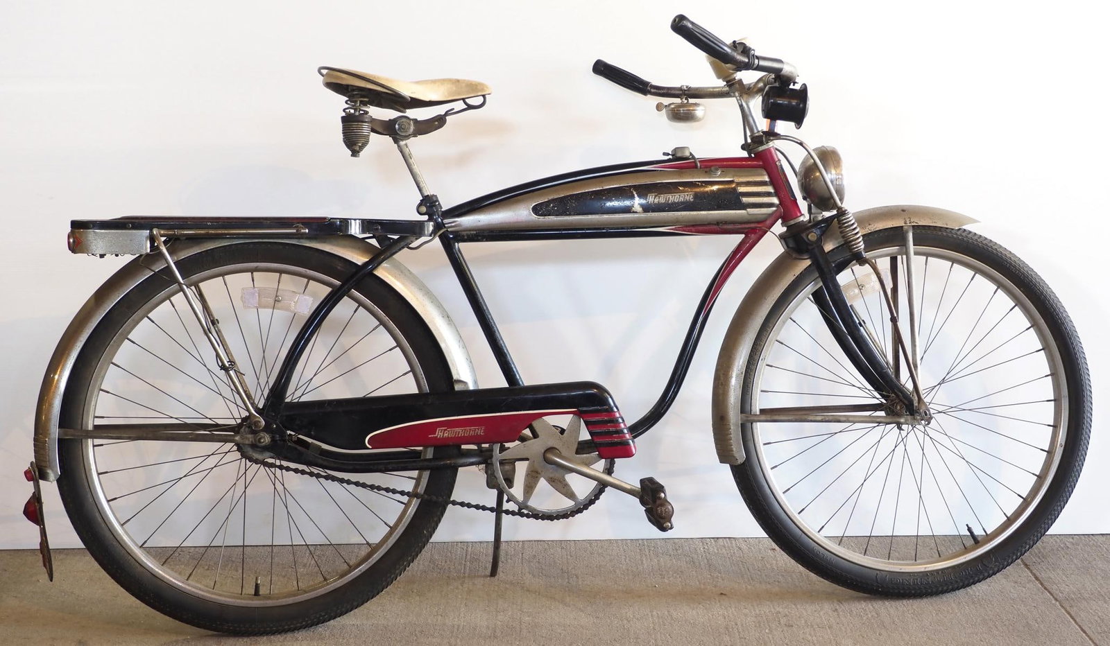 Hawthorne men's bicycle with head lamp: Hawthorne men's bicycle with head lamp, tail lamp, blinkers * * NOT ELIGIBLE FOR IN-HOUSE SHIPPING. Please contact the auction house for transport options and additional details. Items must be picked