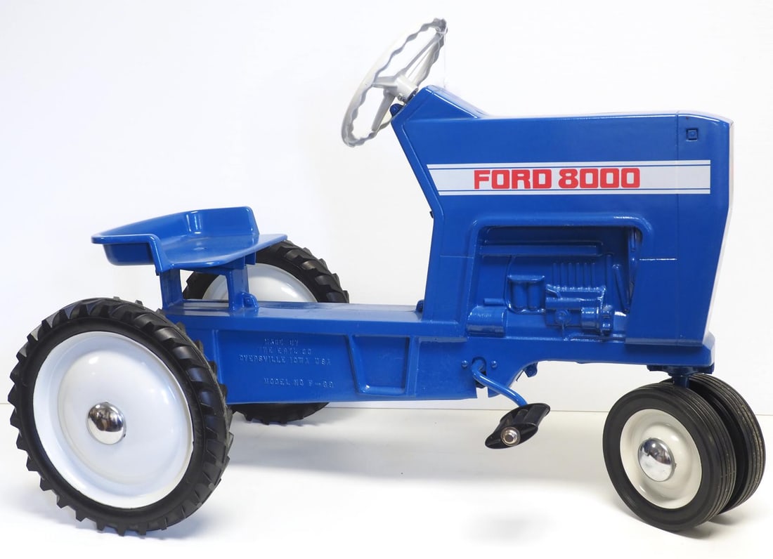 Ertl Ford 8000 pedal tractor (1 of 3)