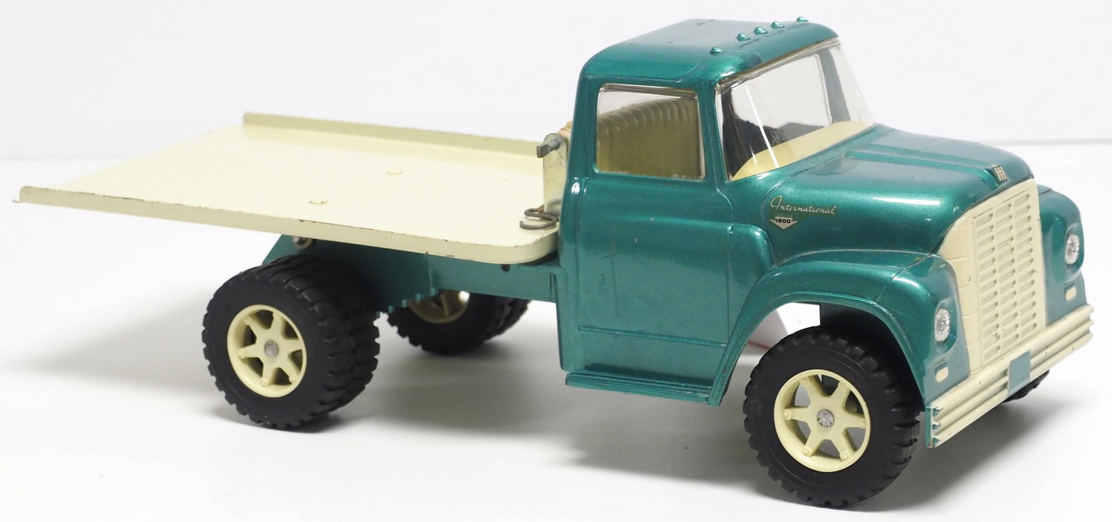 Ertl International 1600 Flatbed Truck: Ertl International 1600 Flatbed Truck with winch - Very Good Condition Very Good