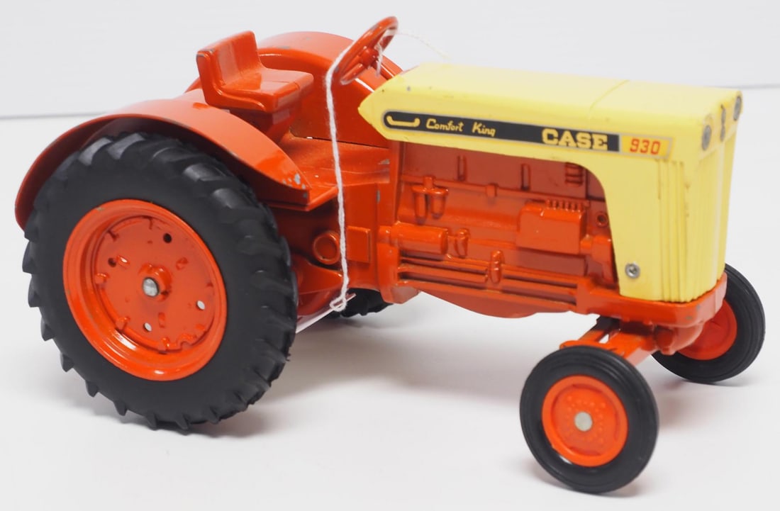 Ertl 1/16 scale Case 930 Comfort King tractor: Ertl 1/16 scale Case 930 Comfort King tractor - Very Good Condition Very Good