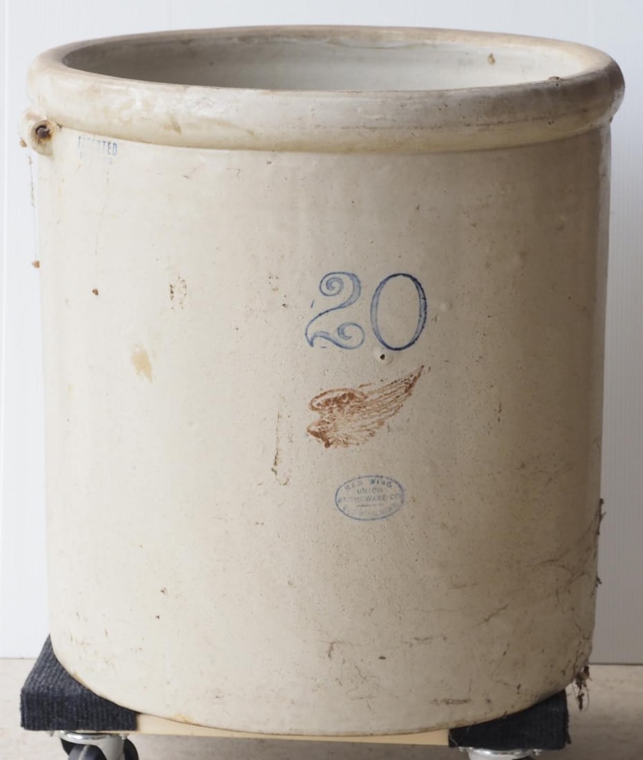 20-gallon Red Wing crock: 20-gallon Red Wing crock - Good, no handles * * NOT ELIGIBLE FOR IN-HOUSE SHIPPING. Please contact the auction house for transport options and additional details. Items must be picked up within 10