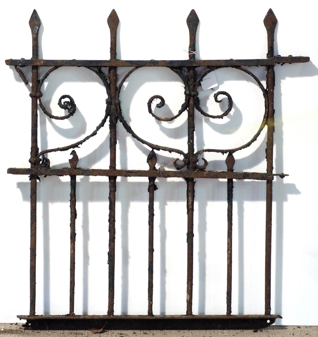 Section of ornate cast iron fence: Section of ornate cast iron fence, 31"L x 34"H * * NOT ELIGIBLE FOR IN-HOUSE SHIPPING. Please contact the auction house for transport options and additional details. Items must be picked up within 10
