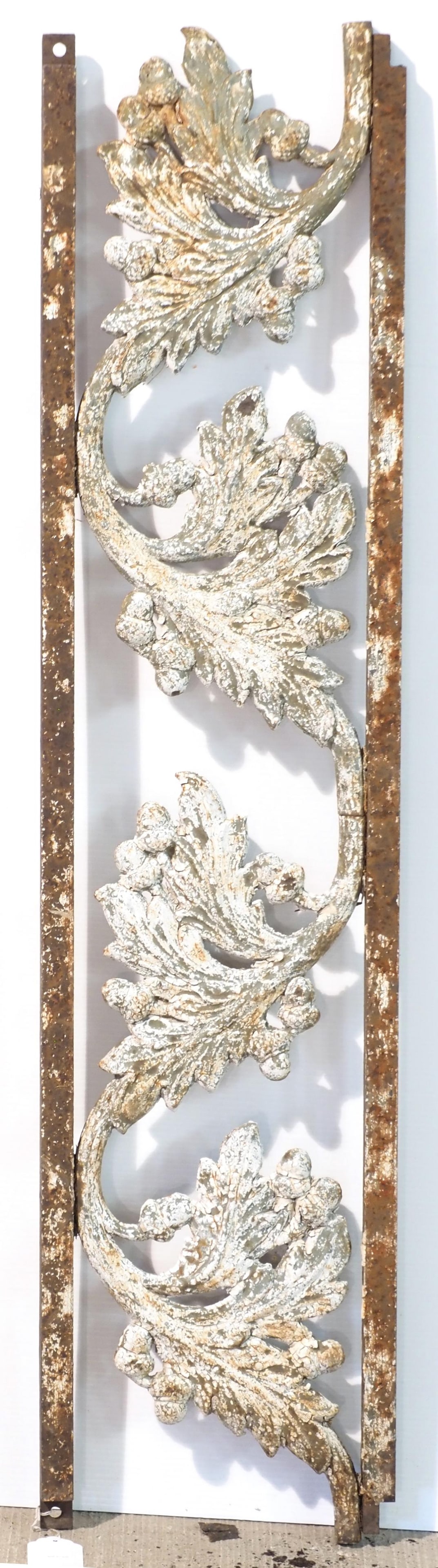 Ornate cast iron piece: Ornate cast iron piece, 47"L x 11"W * * NOT ELIGIBLE FOR IN-HOUSE SHIPPING. Please contact the auction house for transport options and additional details. Items must be picked up within 10 business