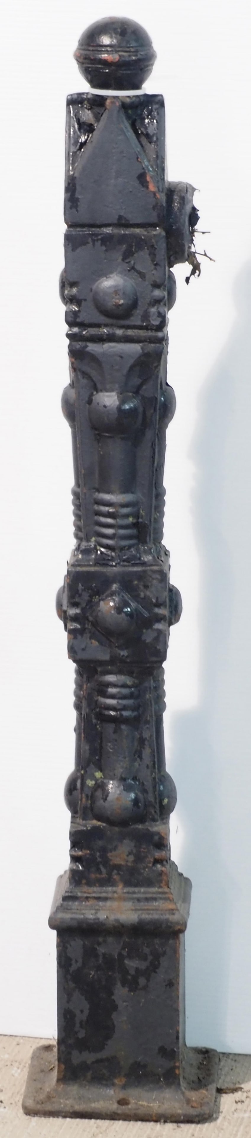 Ornate cast iron fence post: Ornate cast iron fence post, 36"H * * NOT ELIGIBLE FOR IN-HOUSE SHIPPING. Please contact the auction house for transport options and additional details. Items must be picked up within 10 business