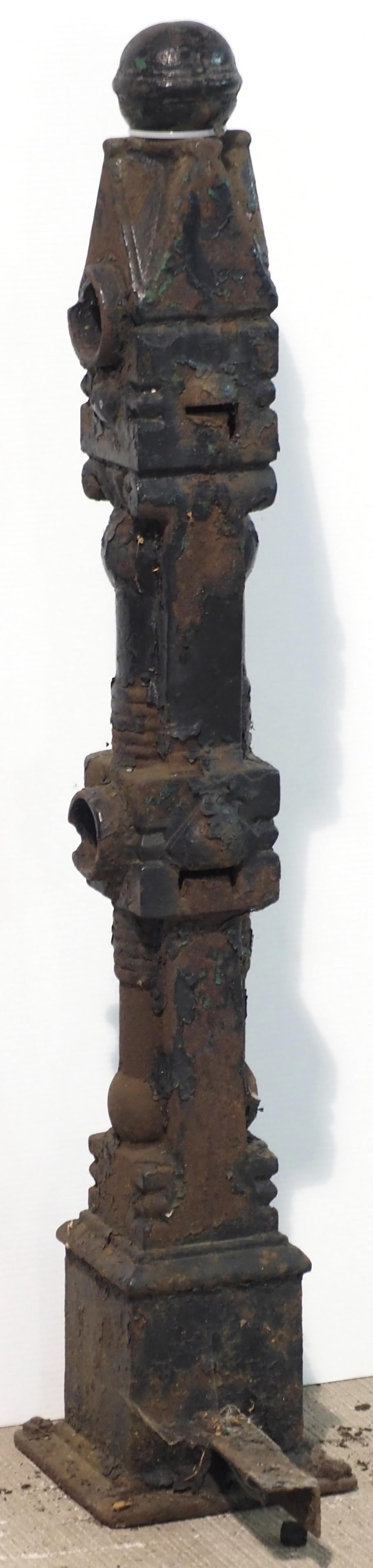 Ornate cast iron fence post: Ornate cast iron fence post, 39"H * * NOT ELIGIBLE FOR IN-HOUSE SHIPPING. Please contact the auction house for transport options and additional details. Items must be picked up within 10 business