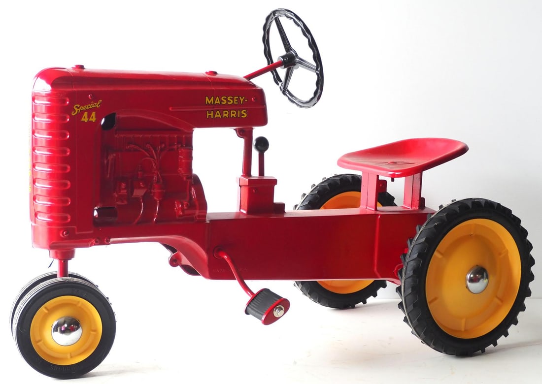 Eska Massey Harris Special 44 pedal tractor: Eska Massey Harris Special 44 pedal tractor - Excellent restored * * NOT ELIGIBLE FOR IN-HOUSE SHIPPING. Please contact the auction house for transport options and additional details. Items must be