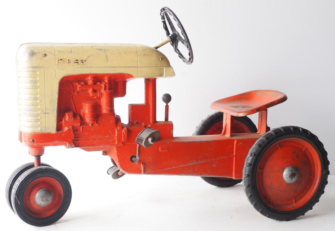 Eska Case 400 pedal tractor: Eska Case 400 pedal tractor - Good original * * NOT ELIGIBLE FOR IN-HOUSE SHIPPING. Please contact the auction house for transport options and additional details. Items must be picked up within 10