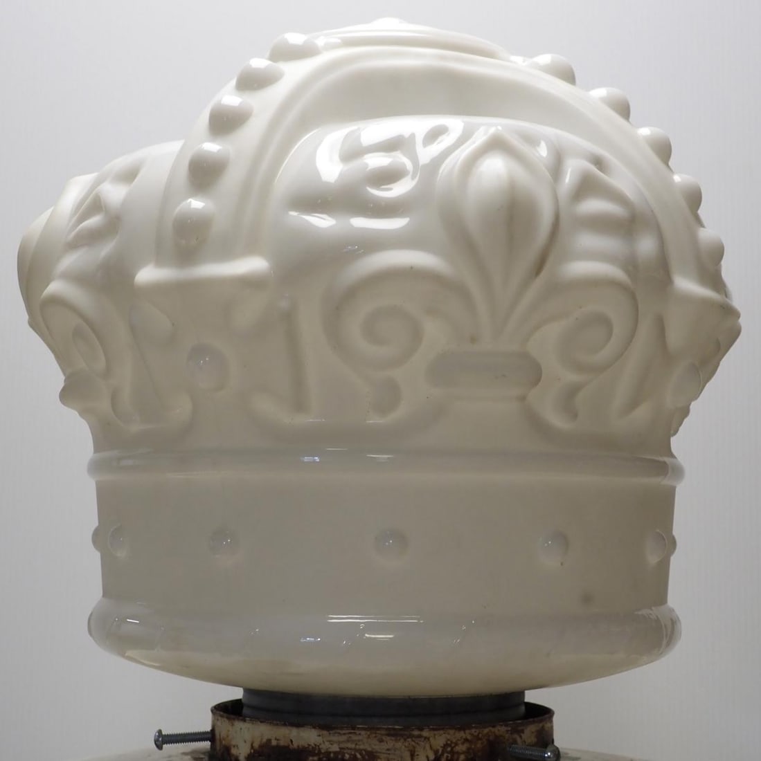 Standard Oil Co. White Crown gas pump globe: Standard Oil Co. White Crown gas pump globe, original - Good * * NOT ELIGIBLE FOR IN-HOUSE SHIPPING. Please contact the auction house for transport options and additional details. Items must be