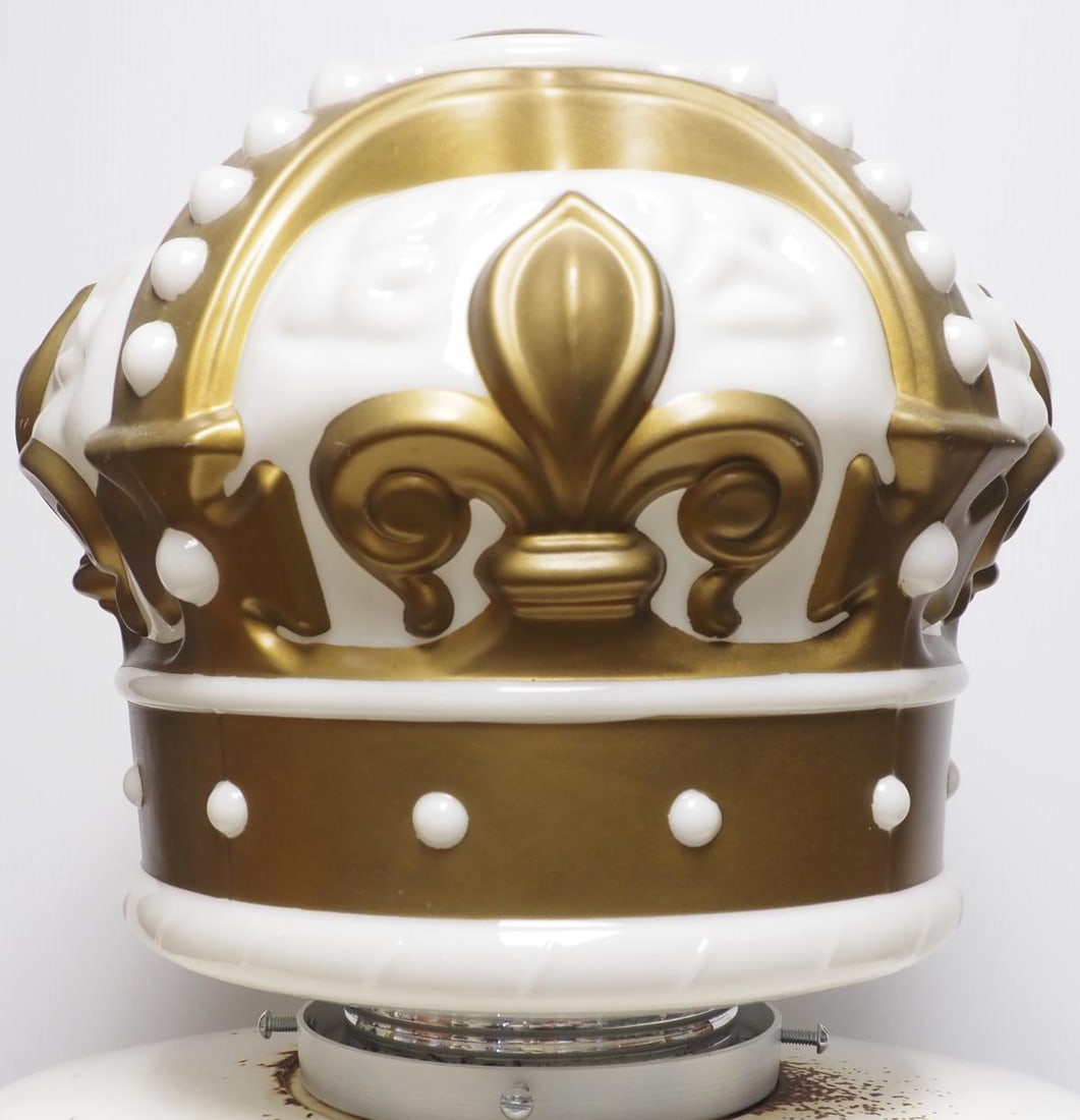 NOS Standard Oil Co. Gold Crown gas pump globe: NOS Standard Oil Co. Gold Crown gas pump globe, original * * NOT ELIGIBLE FOR IN-HOUSE SHIPPING. Please contact the auction house for transport options and additional details. Items must be picked up