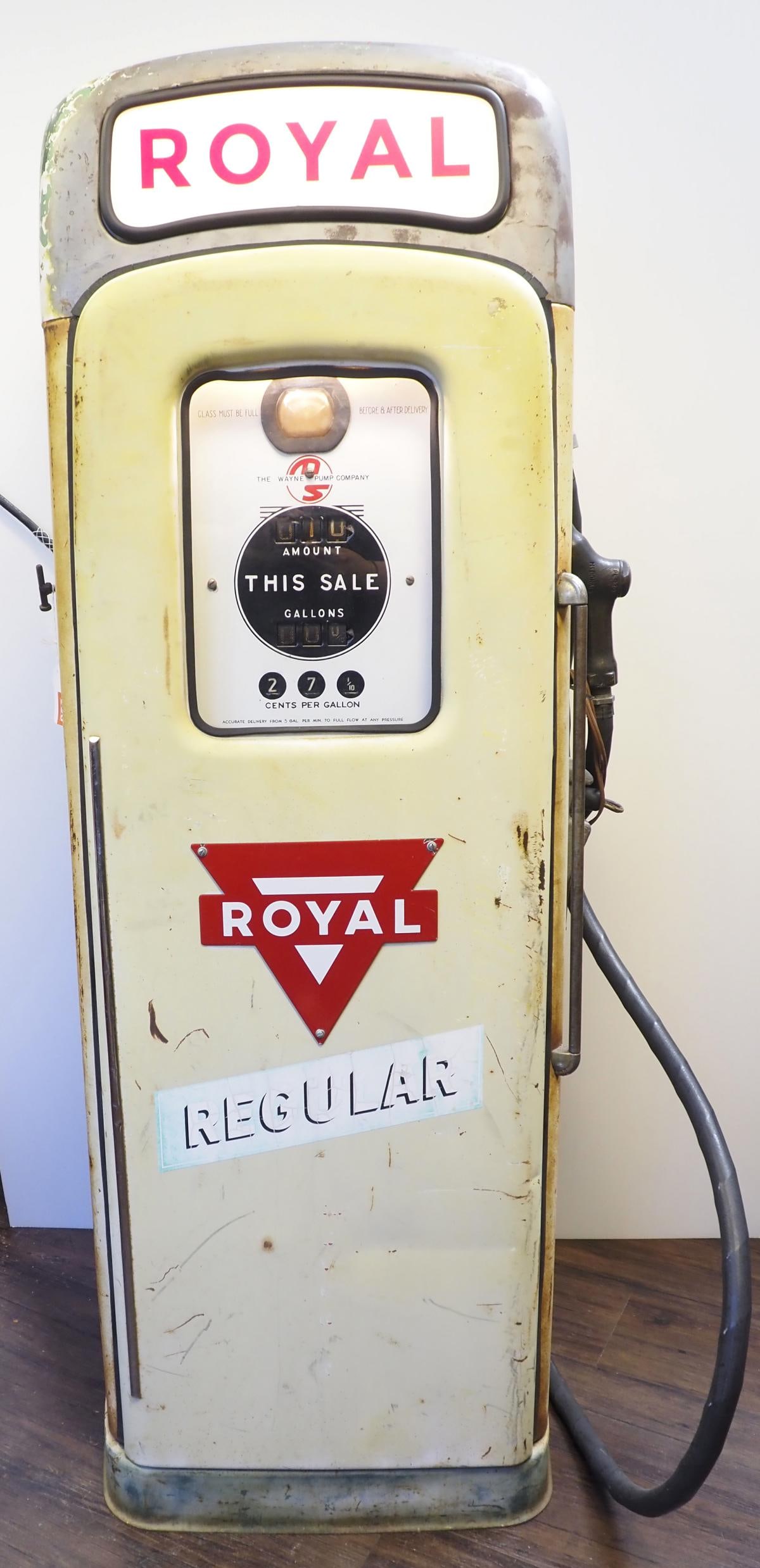 Wayne gas pump with Royal signs: Wayne gas pump with Royal signs, lights up - needs restoration, lights work * * NOT ELIGIBLE FOR IN-HOUSE SHIPPING. Please contact the auction house for transport options and additional details.
