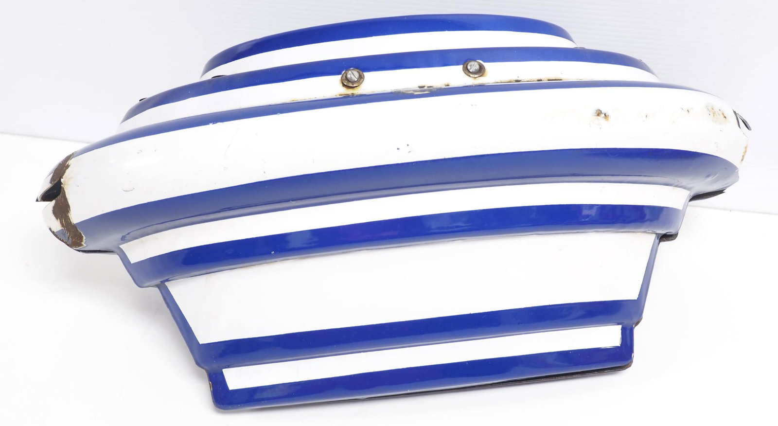 Standard Oil porcelain boat for large sign, RARE!: Standard Oil porcelain boat for large sign, RARE! Hard to find! - Very Good with a couple chips * * NOT ELIGIBLE FOR IN-HOUSE SHIPPING. Please contact the auction house for transport options and addit