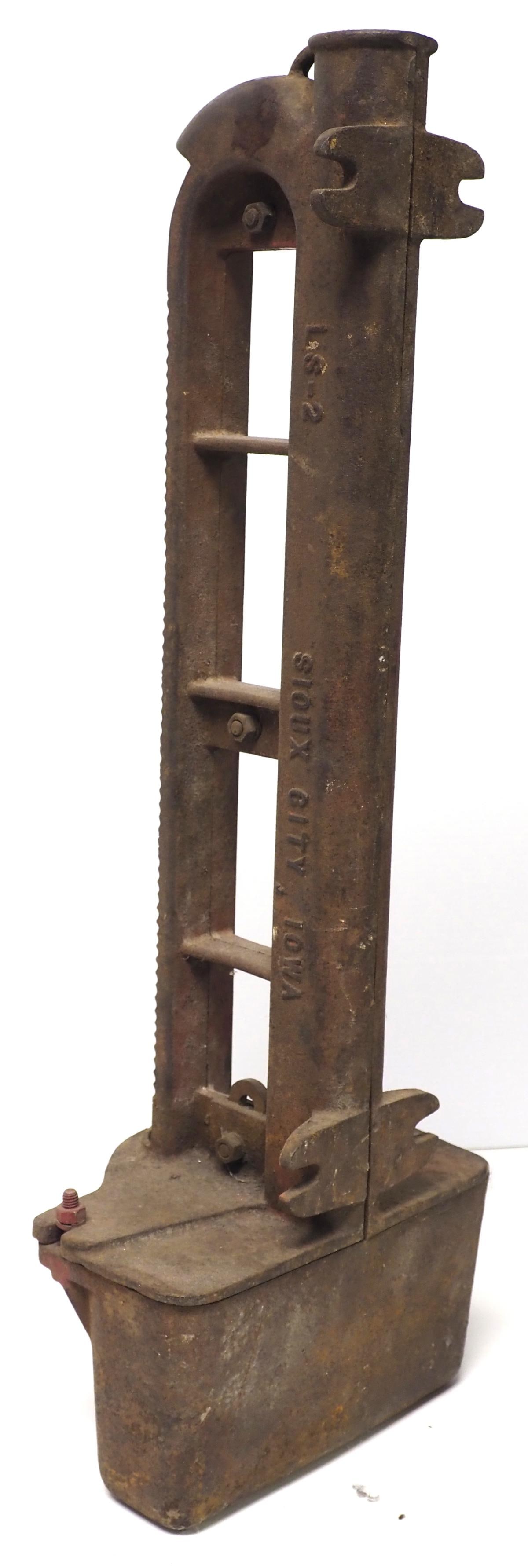 Livestock Equip. Inc. cast iron hog oiler (1 of 3)