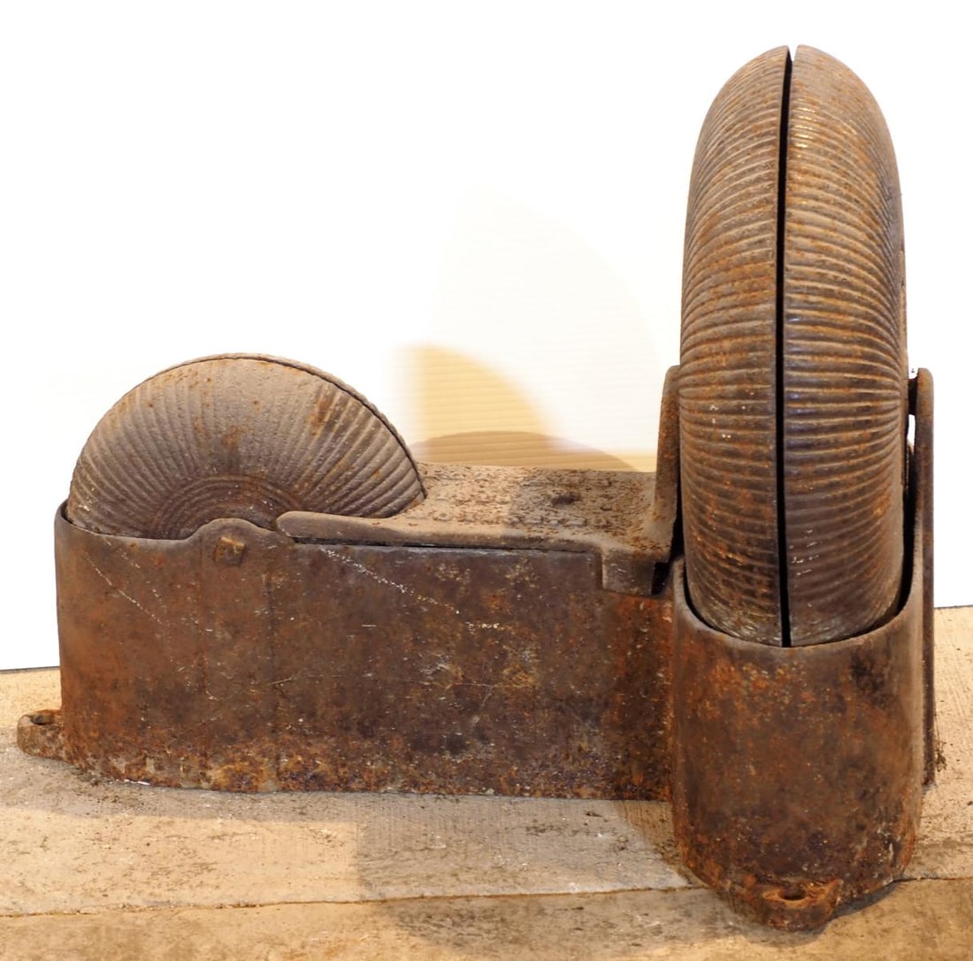 Sipe 2-wheel cast iron hog oiler: Sipe 2-wheel cast iron hog oiler * * NOT ELIGIBLE FOR IN-HOUSE SHIPPING. Please contact the auction house for transport options and additional details. Items must be picked up within 10 business days
