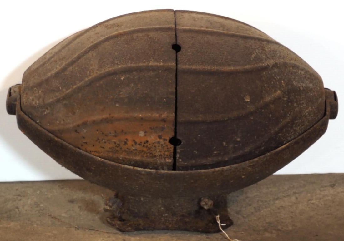 Watermelon cast iron hog oiler: Watermelon cast iron hog oiler * * NOT ELIGIBLE FOR IN-HOUSE SHIPPING. Please contact the auction house for transport options and additional details. Items must be picked up within 10 business days