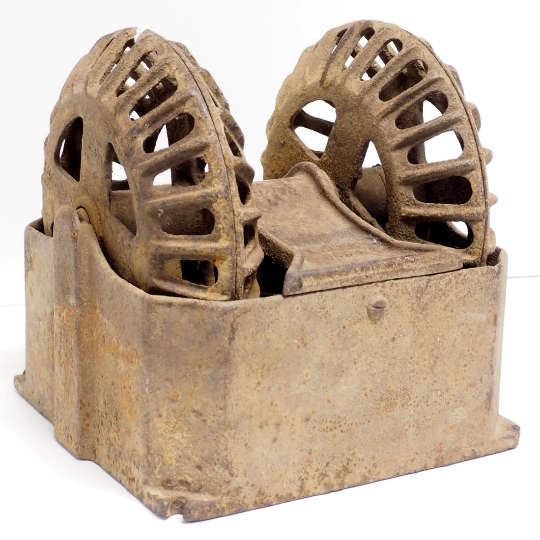 Double-wheel cast iron hog oiler: Double-wheel cast iron hog oiler * * NOT ELIGIBLE FOR IN-HOUSE SHIPPING. Please contact the auction house for transport options and additional details. Items must be picked up within 10 business days