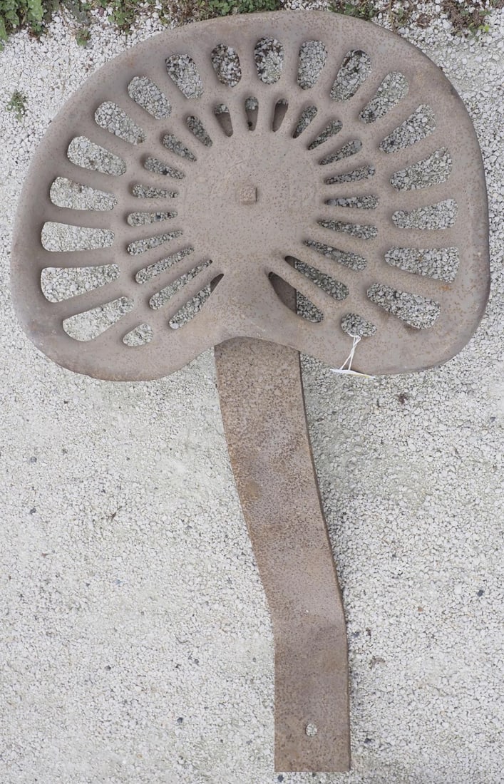 Deering cast iron seat with mount: Deering cast iron seat with mount