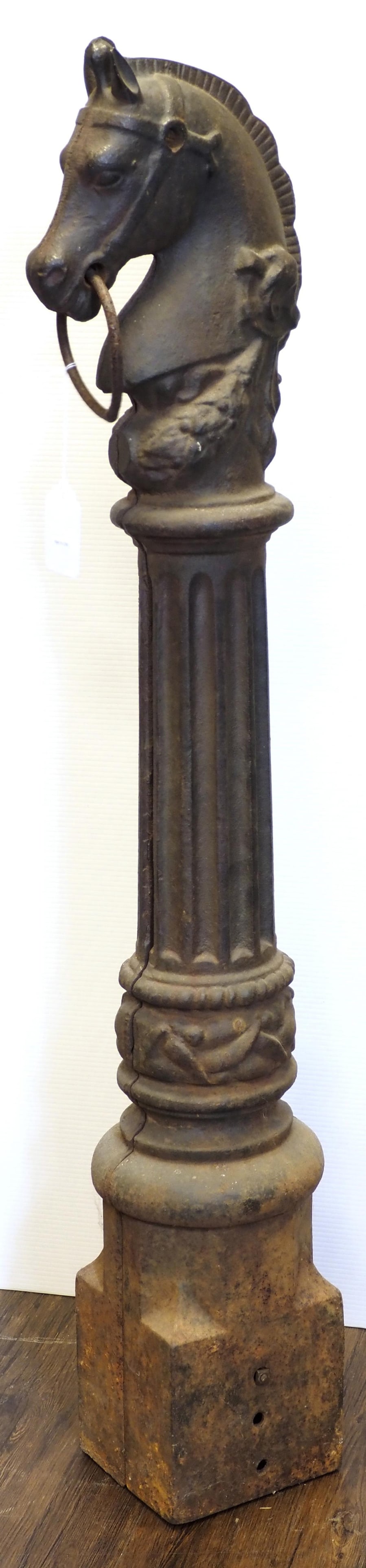 Horse head cast iron hitching post (1 of 3)