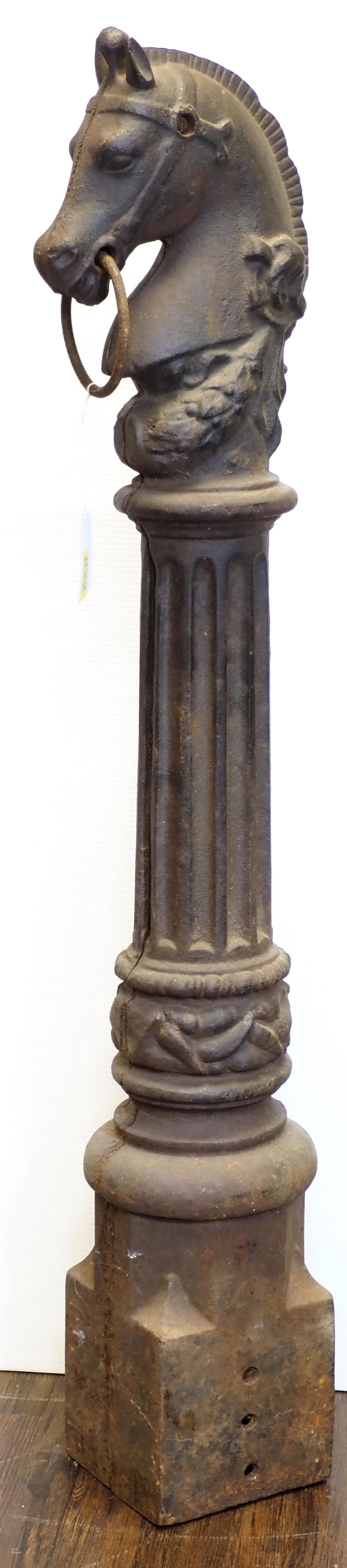 Horse head cast iron hitching post (1 of 3)
