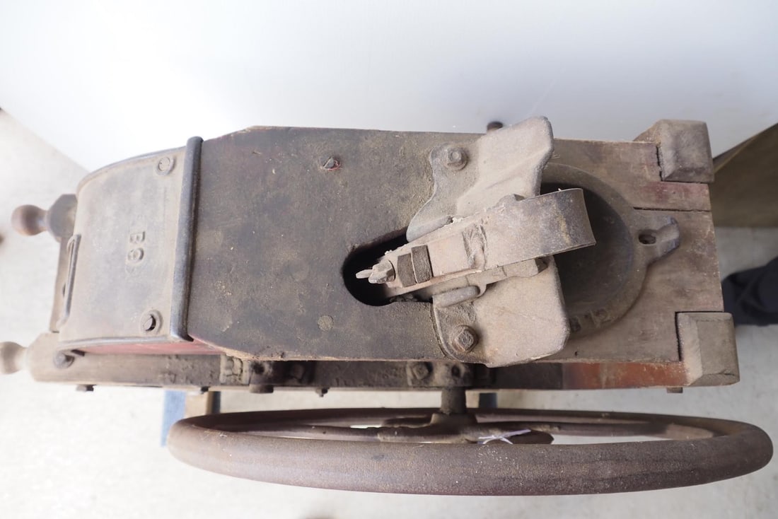 Milwaukee Valley floor model corn sheller - 4