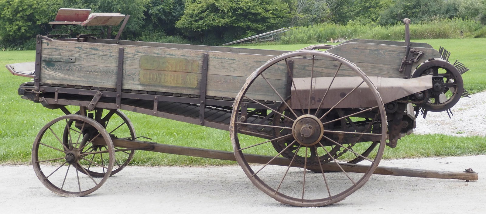 IH Steel Cloverleaf horse-drawn manure spreader: Very early IH Steel Cloverleaf horse-drawn manure spreader with seat, eveners and tongue, WOW! Rear wheels 48"dia., front wheels 28"dia., 162"L overall * * NOT ELIGIBLE FOR IN-HOUSE SHIPPING. Please