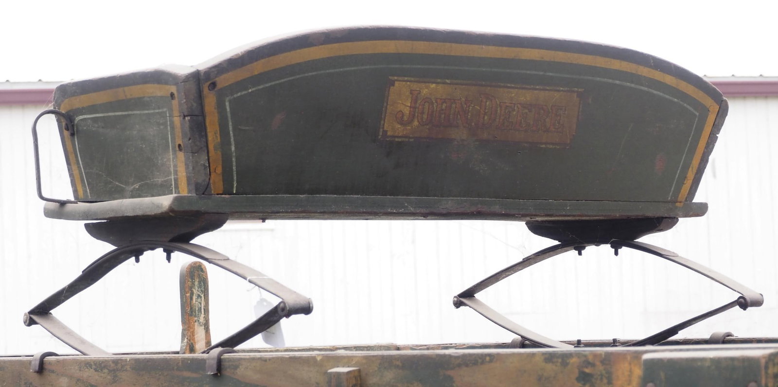 John Deere box wagon seat: John Deere box wagon seat with very good original paint and stenciling * * NOT ELIGIBLE FOR IN-HOUSE SHIPPING. Please contact the auction house for transport options and additional details. Items