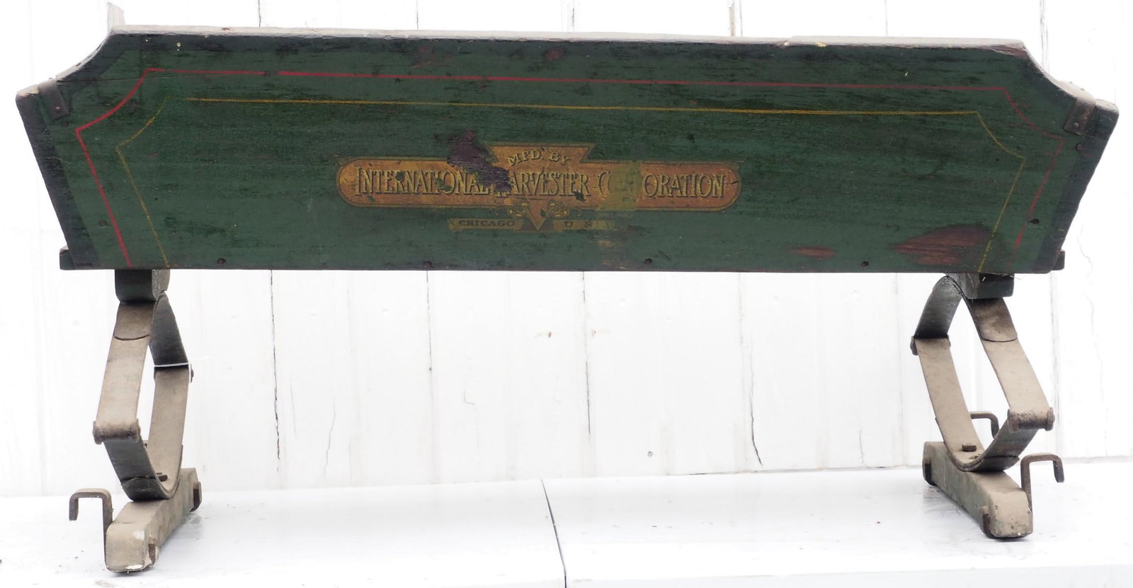International Harvester Corp. box wagon seat: International Harvester Corporation, Chicago US box wagon seat with very good paint and stenciling * * NOT ELIGIBLE FOR IN-HOUSE SHIPPING. Please contact the auction house for transport options and ad