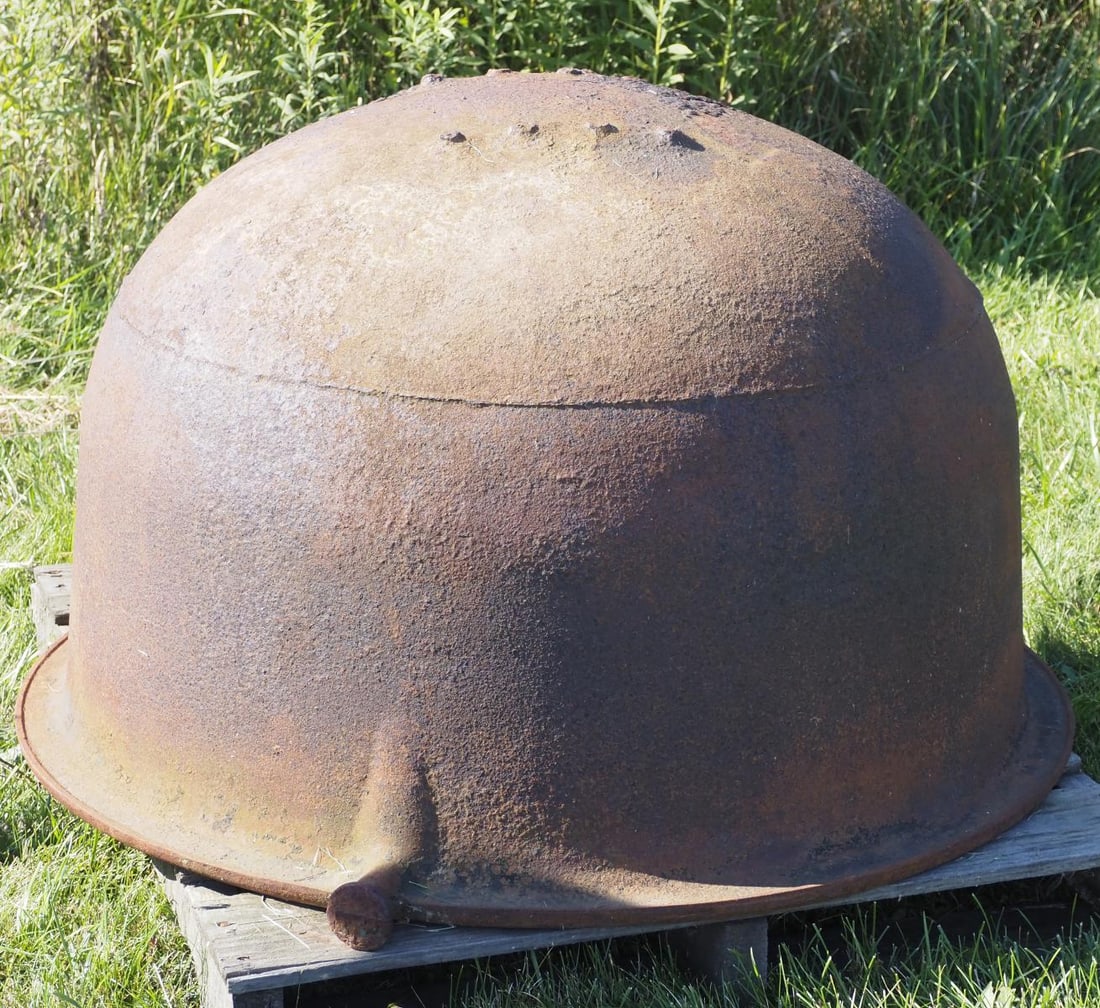 Cast iron butchering kettle: Cast iron butchering kettle, 36"dia. * * NOT ELIGIBLE FOR IN-HOUSE SHIPPING. Please contact the auction house for transport options and additional details. Items must be picked up within 10 business