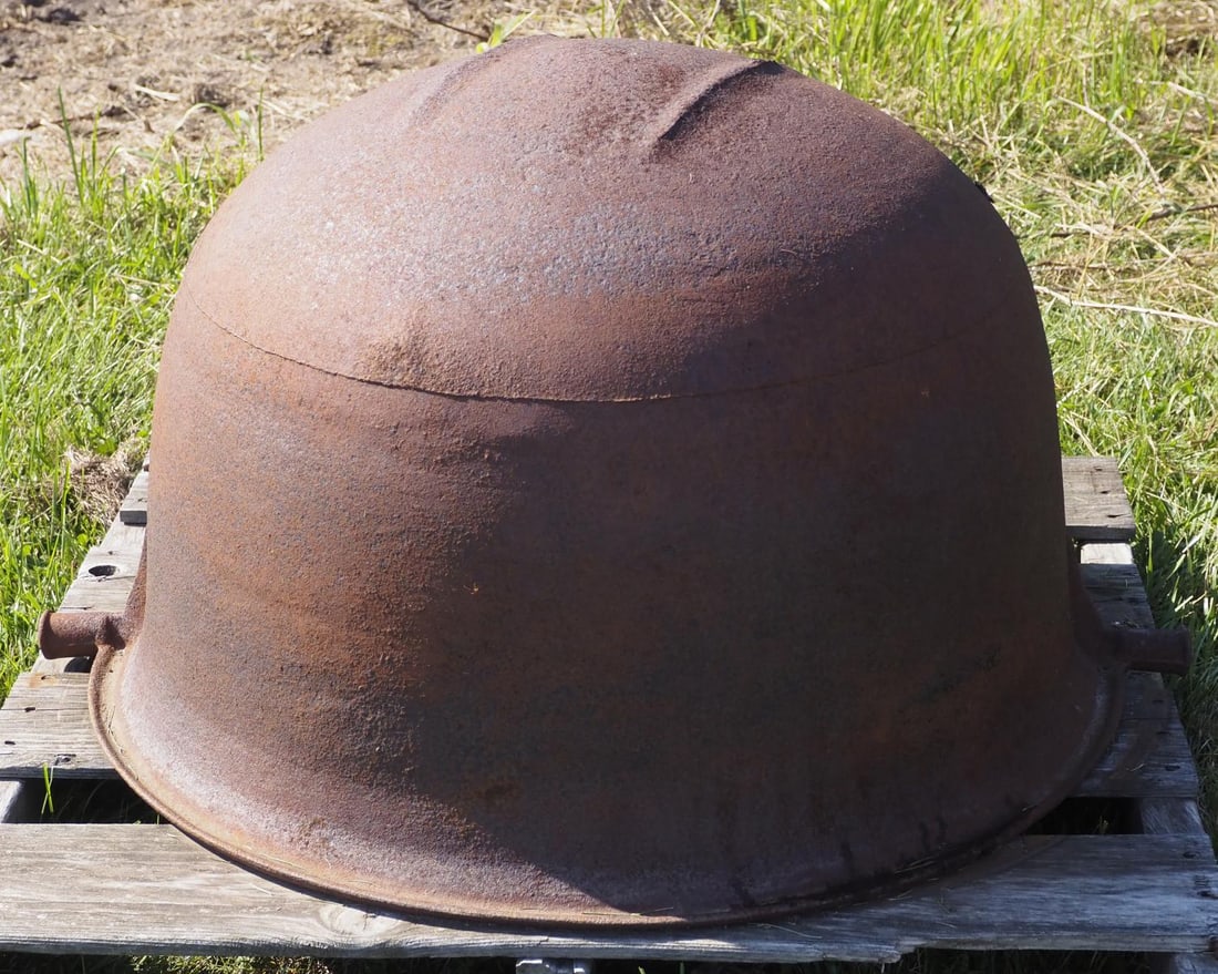 Cast iron butchering kettle: Cast iron butchering kettle, 26"dia. * * NOT ELIGIBLE FOR IN-HOUSE SHIPPING. Please contact the auction house for transport options and additional details. Items must be picked up within 10 business