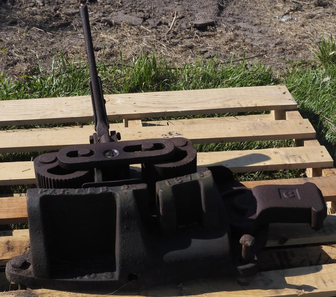 Wheelright wagon wheel tire shrinker: Wheelright wagon wheel tire shrinker, No.3 dated 1876, 29"W * * NOT ELIGIBLE FOR IN-HOUSE SHIPPING. Please contact the auction house for transport options and additional details. Items must be picked 