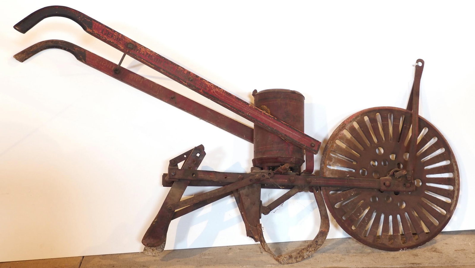 RARE John Deere 1-horse walk-behind planter: RARE John Deere 1-horse walk-behind planter with original label, not complete * * NOT ELIGIBLE FOR IN-HOUSE SHIPPING. Please contact the auction house for transport options and additional details. Ite