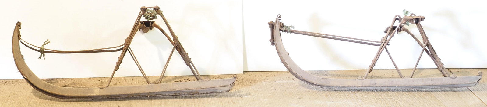 Set of 4 sleigh runners: Set of 4 sleigh runners * * NOT ELIGIBLE FOR IN-HOUSE SHIPPING. Please contact the auction house for transport options and additional details. Items must be picked up within 10 business days of the