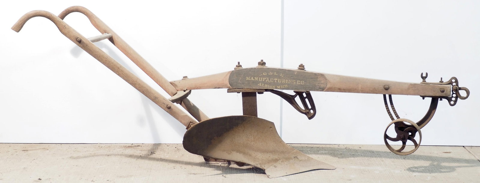 Gale Mfg., Albion Mich. wood beam walking plow: Gale Mfg., Albion Mich. wood beam walking plow with good stenciling * * NOT ELIGIBLE FOR IN-HOUSE SHIPPING. Please contact the auction house for transport options and additional details. Items must