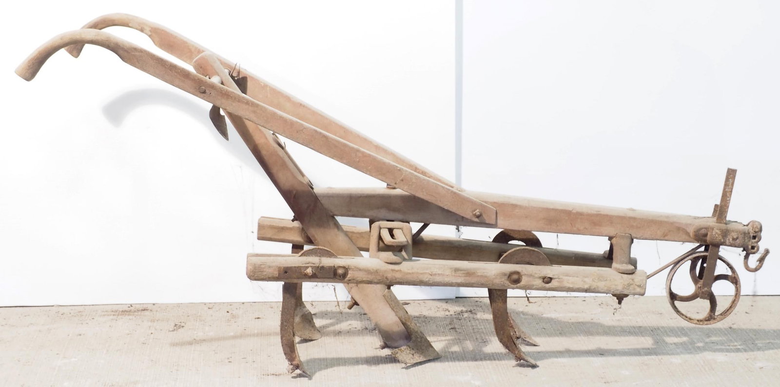 Horse-drawn walk-behind cultivator: Horse-drawn walk-behind cultivator * * NOT ELIGIBLE FOR IN-HOUSE SHIPPING. Please contact the auction house for transport options and additional details. Items must be picked up within 10 business