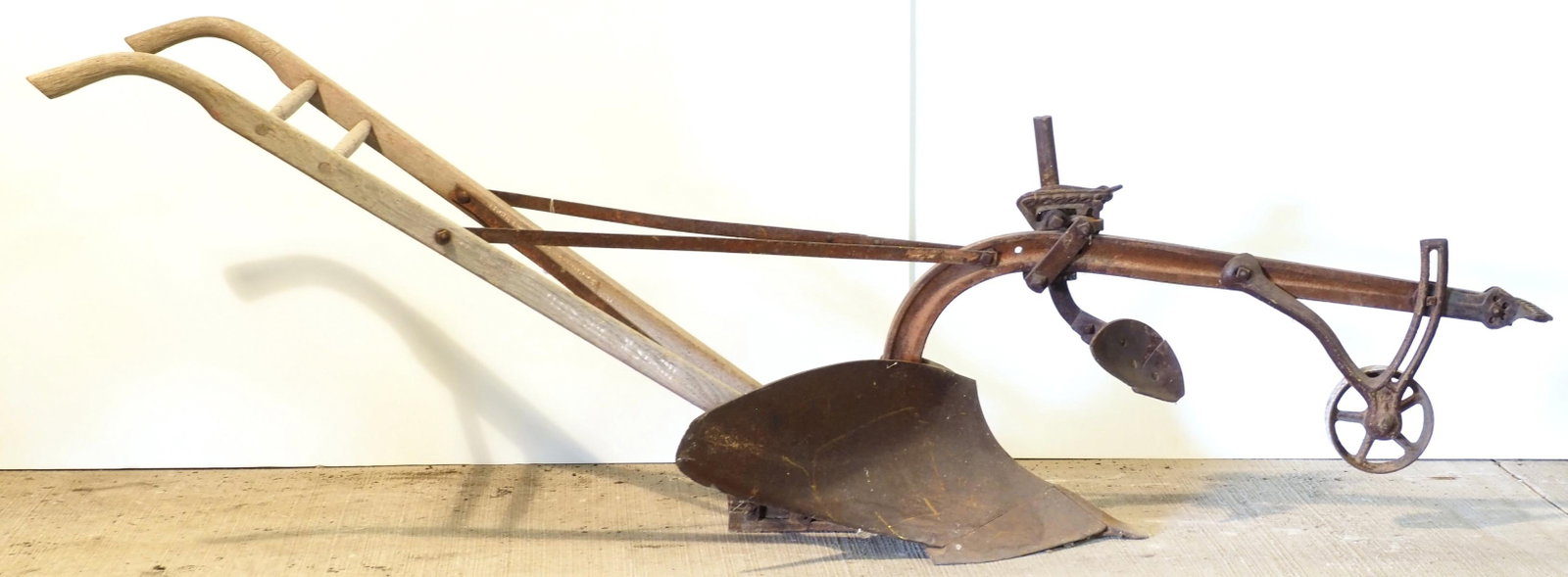 Oliver 1-horse walking plow: Oliver 1-horse walking plow with fair stenciling * * NOT ELIGIBLE FOR IN-HOUSE SHIPPING. Please contact the auction house for transport options and additional details. Items must be picked up within