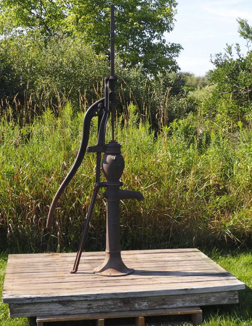Cast iron hand water pump, marked Osh Kosh 1905: Cast iron hand water pump, marked Osh Kosh 1905, 66"H * * NOT ELIGIBLE FOR IN-HOUSE SHIPPING. Please contact the auction house for transport options and additional details. Items must be picked up
