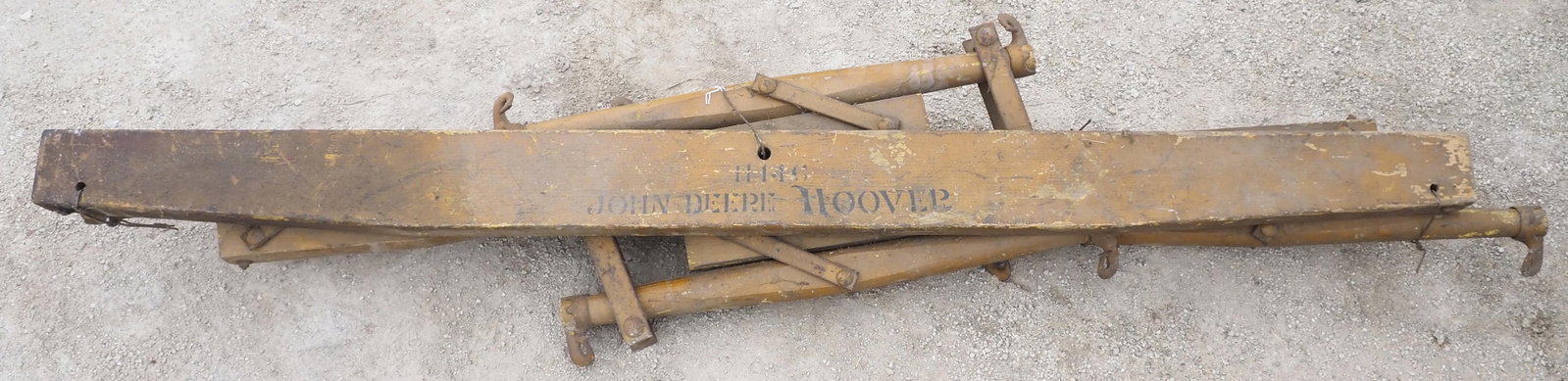 John Deere Hoover evener set: John Deere Hoover evener set with very good original paint and stenciling * * NOT ELIGIBLE FOR IN-HOUSE SHIPPING. Please contact the auction house for transport options and additional details. Items