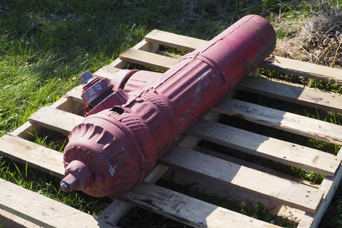 Cast iron fire hydrant: Cast iron fire hydrant, 49"H * * NOT ELIGIBLE FOR IN-HOUSE SHIPPING. Please contact the auction house for transport options and additional details. Items must be picked up within 10 business days of