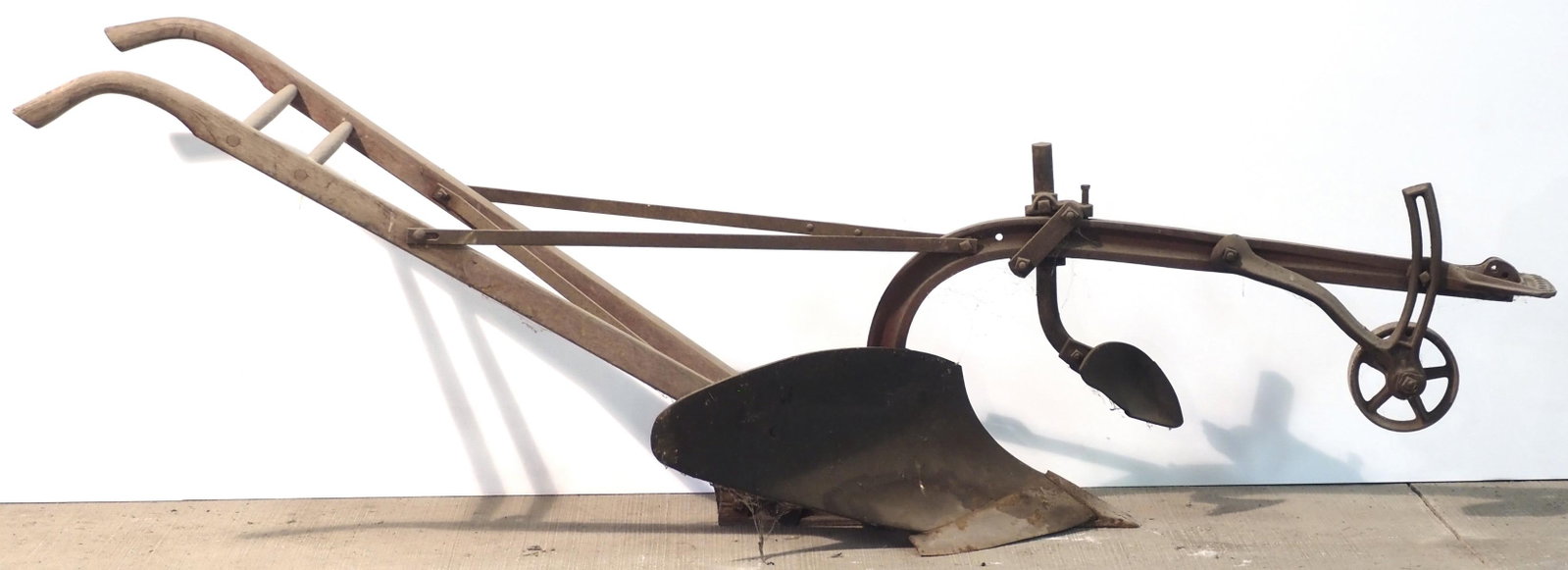 Oliver walking plow: Oliver walking plow * * NOT ELIGIBLE FOR IN-HOUSE SHIPPING. Please contact the auction house for transport options and additional details. Items must be picked up within 10 business days of the
