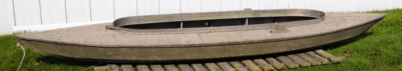 Wooden rowboat with 2 oars: Wooden rowboat with 2 oars, 13'5"L x 3"W * * NOT ELIGIBLE FOR IN-HOUSE SHIPPING. Please contact the auction house for transport options and additional details. Items must be picked up within 10