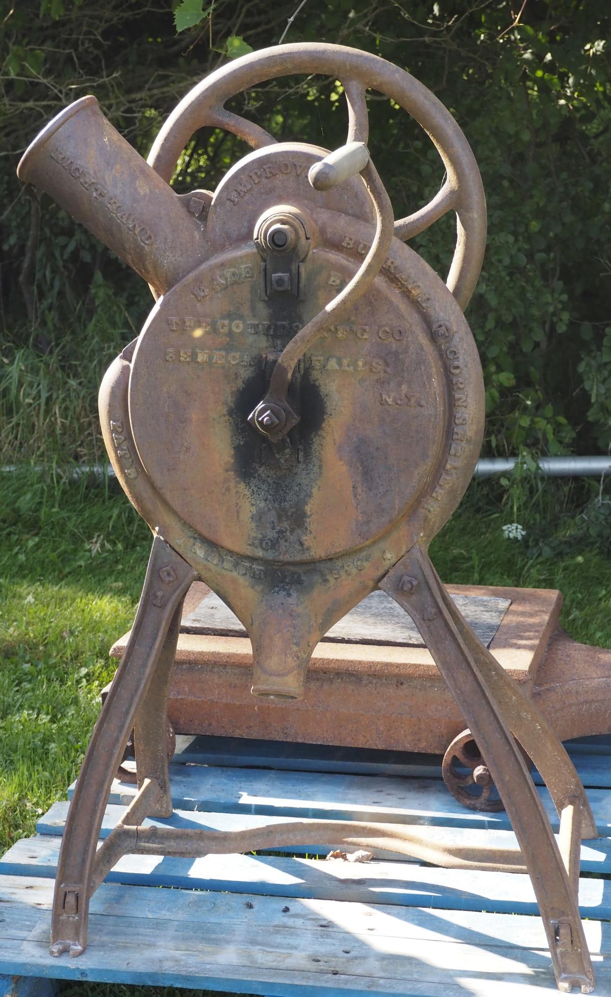 Burrall Right Hand Improved cast iron corn sheller: Burrall Right Hand Improved cast iron floor model corn sheller by The Goulds Mfg Co. - Base beam has crack * * NOT ELIGIBLE FOR IN-HOUSE SHIPPING. Please contact the auction house for transport
