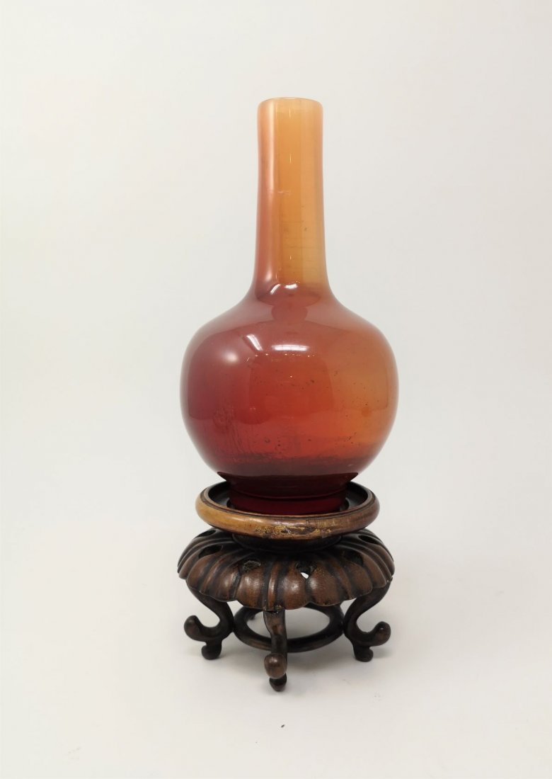 AN IMITATION AMBER STYLE PEKING GLASS VASE (1 of 4)