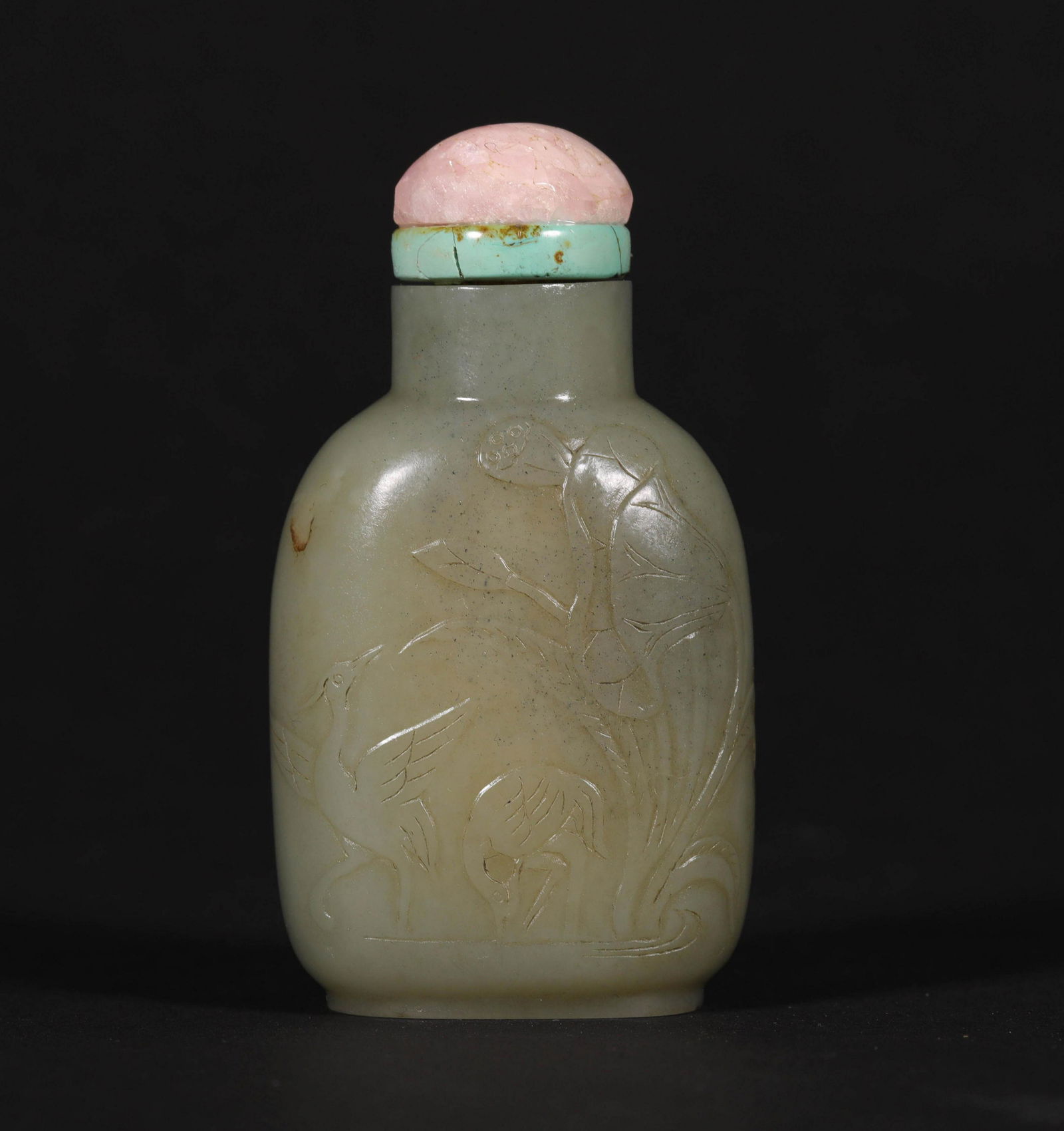 A CHINESE VINTAGE AGATE SNUFF BOTTLE (1 of 4)